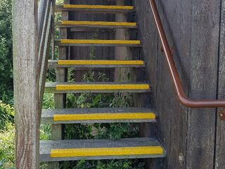 Großaufnahme: Farblich gekennzeichnete Treppenkanten mit Antirutschfunktion.