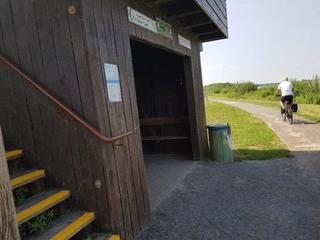 Ein barrierearmer Aussichtsturm mit farblich gekennzeichneten Treppenkanten.