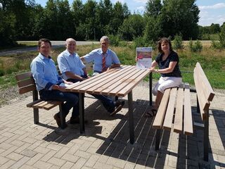Gruppe mit Rollstuhlfahrer an Picknicktisch