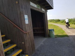 Ein barrierearmer Aussichtsturm mit farblich gekennzeichneten Treppenkanten.
