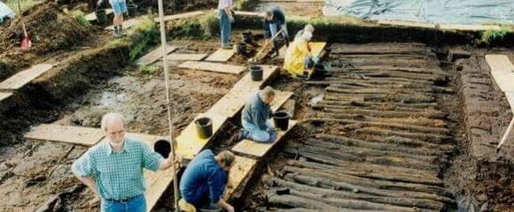 Eine Gruppe von Personen bei Ausgrabungen.