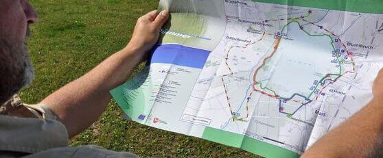 zwei Hände halten Erlebniskarte Naturpark