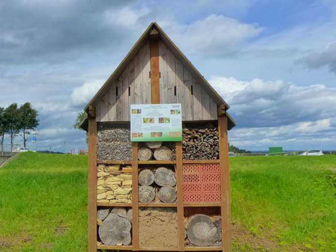 Foto eines großen Insektenhotels mit verschiedenen Fächern und Materialien