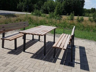 Eine unterfahrbare Picknick-Sitzgruppe im Grünen.
