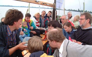 Kinder und Erwachsene auf Schiff